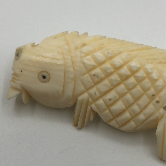 Vintage Carved Faux Ivory Resin Fish Brooch - Picture 3 of 7